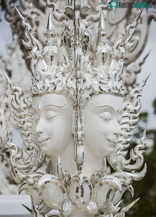 Ngôi đền Thái Lan sở hữu cây cầu địa ngục, cánh tay người chết và cổng vào thiên đường
