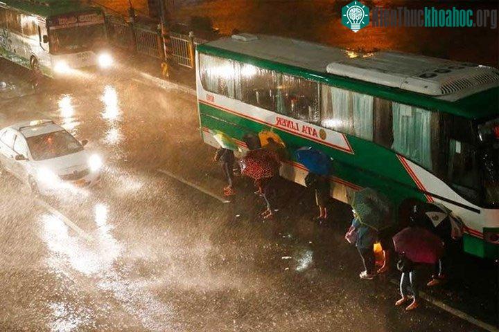 Siêu bão Mangkhu đổ bộ vào Philippines gây ra mưa lớn.