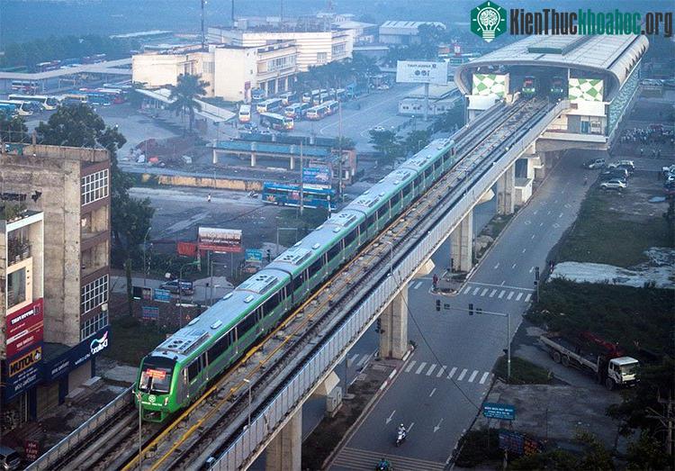 Tàu lăn bánh qua đủ 12 ga, mỗi nơi dừng lại 1 phút và kết thúc ở ga Cát Linh (quận Đống Đa).