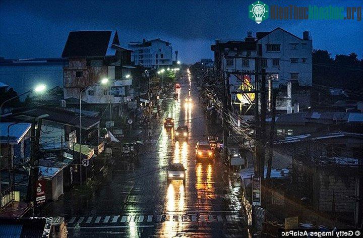 Cơn bão gây mất điện ở một số khu vực.