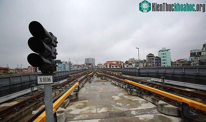 Đơn vị thi công đang triển khai lắp đặt máy bán vé, kiểm soát vé tự động