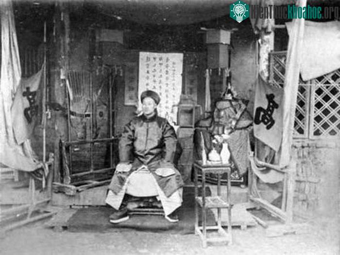 Một ông tướng nhà Thanh, xem dáng ngồi rất bệ vệ.