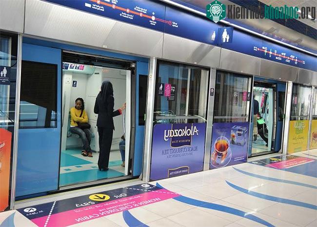 Các nhà ga đều có cửa kính ngăn giữa đường tàu và sân, đảm bảo an toàn cho hành khách lên xuống tàu.