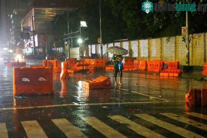 Barier bị gió thổi ngổn ngang trên đường phố.