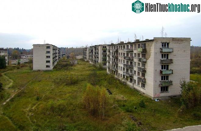 Những tòa nhà bỏ hoang tại Skrunda-1. (Ảnh: Jānis Vilniņš)
