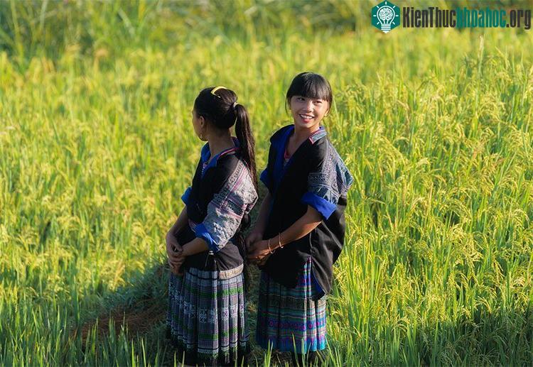 Những cô gái vùng cao trong trang phục dân tộc với nét mặt rạng ngời