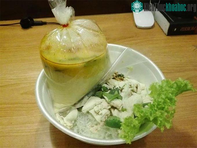 Ở châu Á, việc dùng túi nilon và bát nhựa , bát xốp là chuyện rất bình thường. Nhưng một vị khách châu Âu khi tới Thái Lan đã cảm thấy rất kỳ lạ, lập tức chụp ảnh và chia sẻ lên mạng xã hội. Vì sự ...
