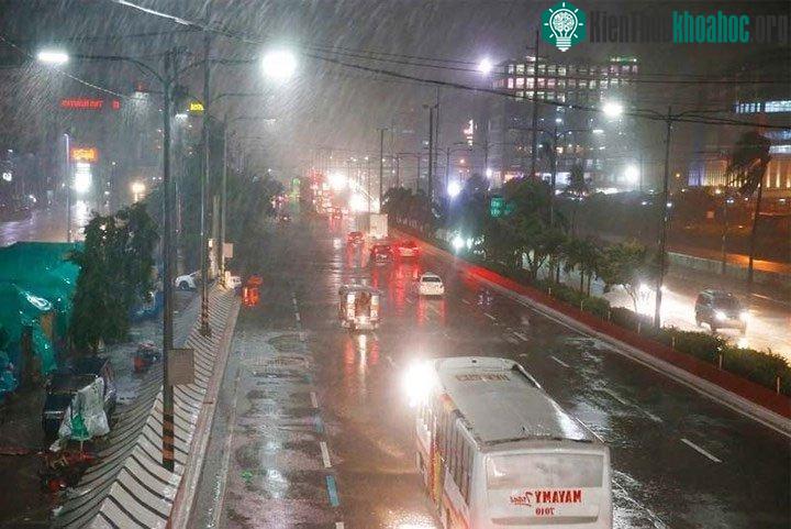 Xe cộ di chuyển trong mưa lớn do ảnh hưởng của bão Mangkhut.