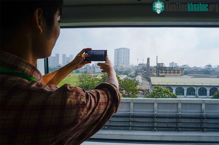 Nhiều người thích thú chụp ảnh cảnh Hà Nội từ bên trong toa tàu.