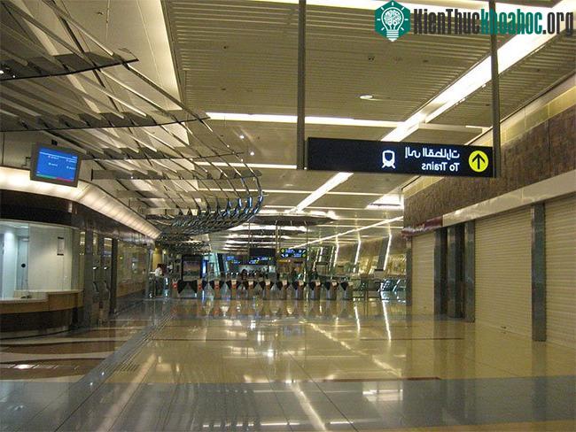 Tàu có hệ thống hiển thị thông tin và loa thông báo để hướng dẫn cho hành khách.
