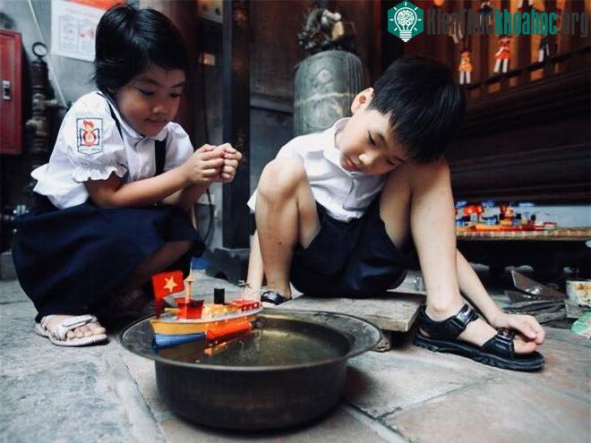 Chiếc tàu thủy sắt tây chạy bằng dầu hỏa và nến ấy ngày nay đã trở thành “báu vật”