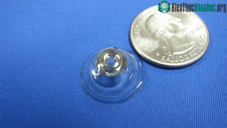 Kính áp tròng kết hợp với kính thiên văn giúp phóng to tầm nhìn trong chớp mắt. (Ảnh: Telegraph)