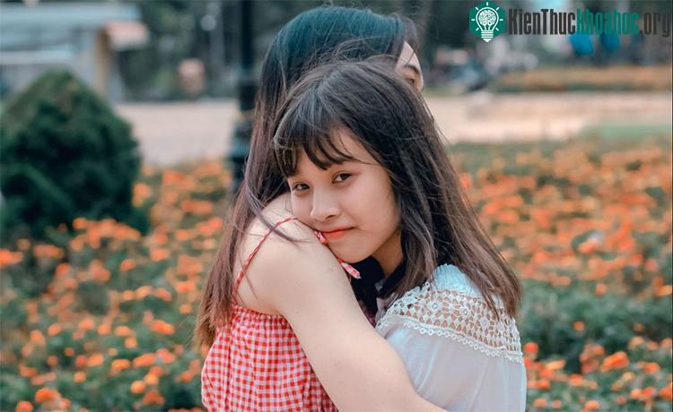 Những người có mối quan hệ tốt có xu hướng ôm nhiều hơn. (Ảnh: Zun Zun).