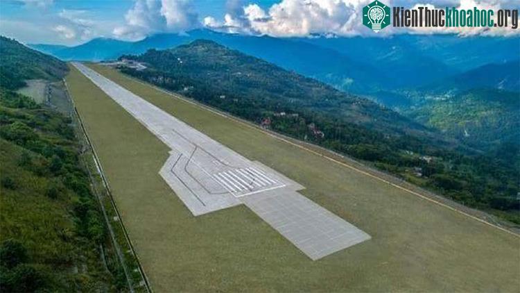 Bao quanh đường băng dài 1,7km và rộng 30m của Pakyong là những thung lũng sâu.