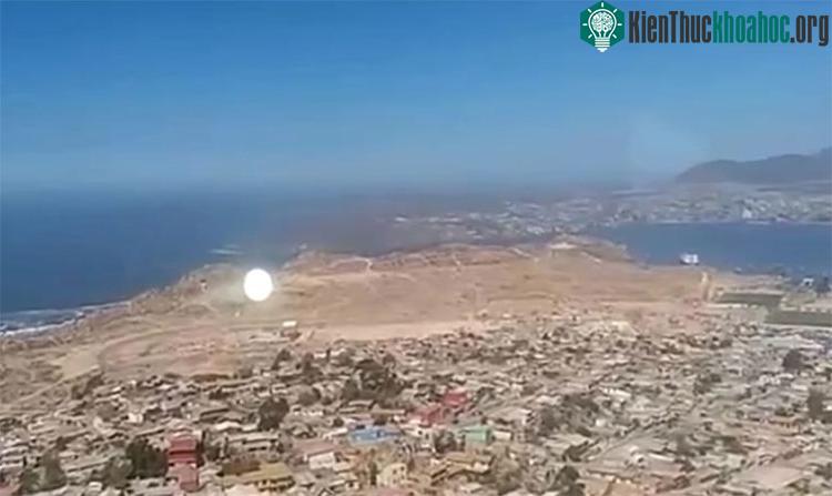 Khối ánh sáng trắng lơ lửng xuất hiện ở Coquimbo, Chile.