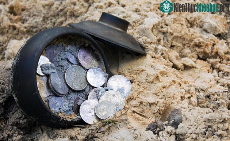 Hũ chứa 90 đồng xu bạc mà cặp vợ chồng về hưu đào được trong vườn nhà.