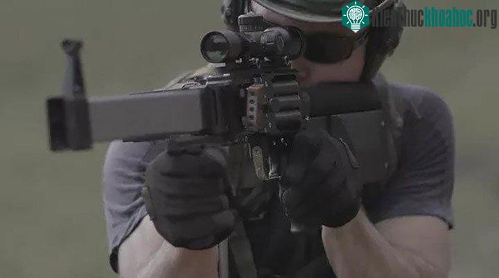 Bốn nòng xếp chồng lên nhau theo chiều dọc được bọc trong một khối thép.