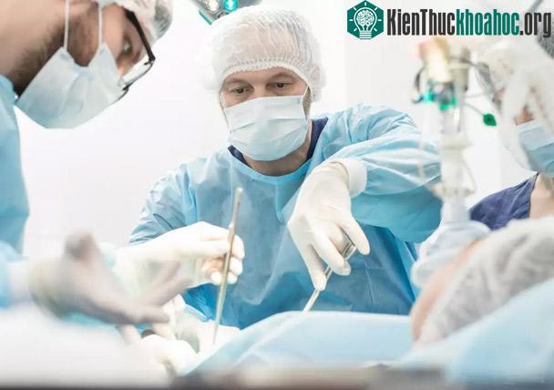 Hai thai nhi đầu tiên ở Anh được phẫu thuật từ khi còn trong bụng mẹ.