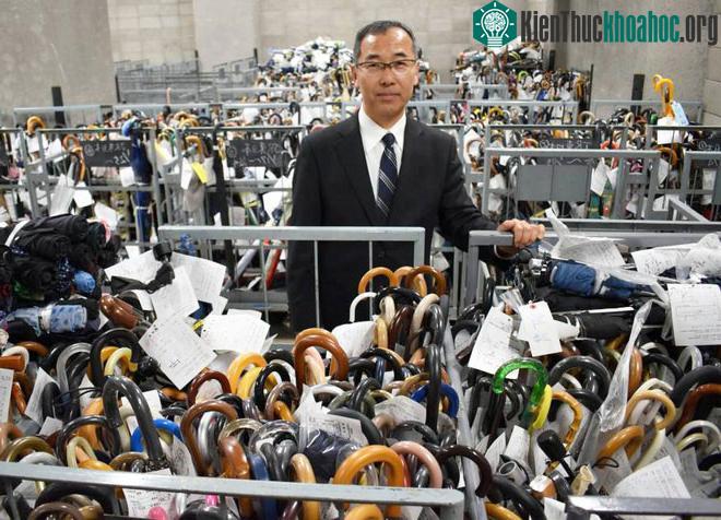 Những chiếc ô nằm chờ chủ nhân trong đồn cảnh sát.