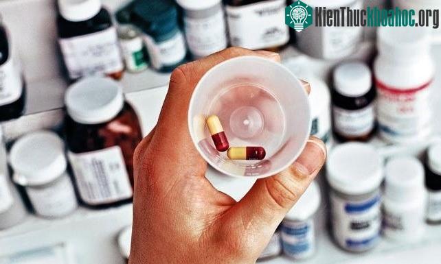 Ở kháng sinh mới, cefiderocol liên kết với sắt, khiến vi khuẩn nhầm lẫn và tự đưa thuốc vào tế bào của chúng.