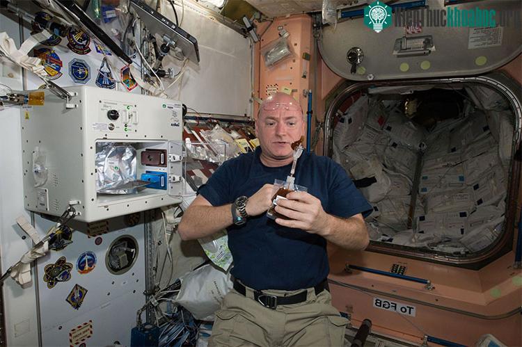 Trong ảnh, phi hành gia Scott Kelly pha cà phê từ máy ISSpresso, trong khi cà phê bên trong cốc của ông trôi bồng bềnh.