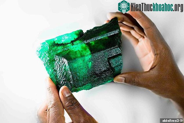 Ngọc lục bảo mới được tìm thấy nặng hơn 1,1kg.