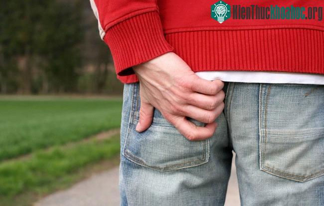 Một trong những dấu hiệu có thể gặp phải khi bị trĩ đó chính là ngứa xung quanh vùng hậu môn.