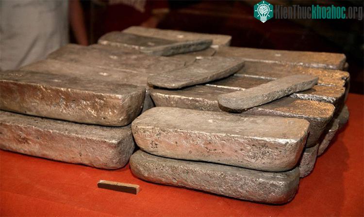 Mỗi thanh đều là bạc nguyên chất nặng hơn 36kg.