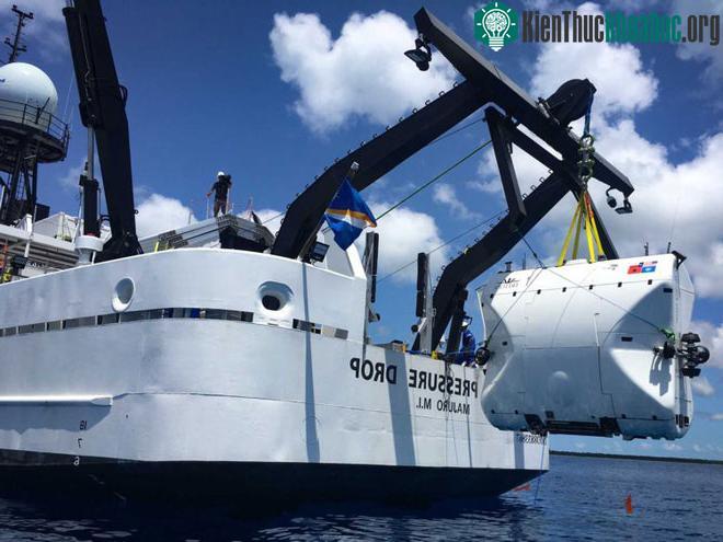 Tàu ngầm của Triton sẽ đi đến điểm sâu nhất của mỗi đại dương và một tàu hỗ trợ 68m sẽ đi cùng nó trong suốt hành trình.