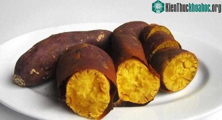 Khoai lang giàu vitamin A, tốt cho làn da và mắt.