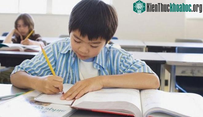 Ngồi không thẳng và mắt cách vở quá xa, hoặc quá cúi sát cũng làm cận thị.