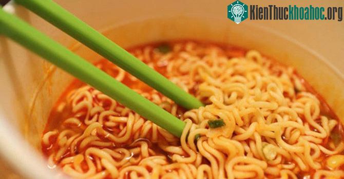 Mì ăn liền là một trong những nguồn chính gây bỏng nặng nhất cho các bé.