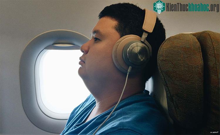 Hành khách đeo tai nghe sẽ không thể nắm được chỉ dẫn của tiếp viên.
