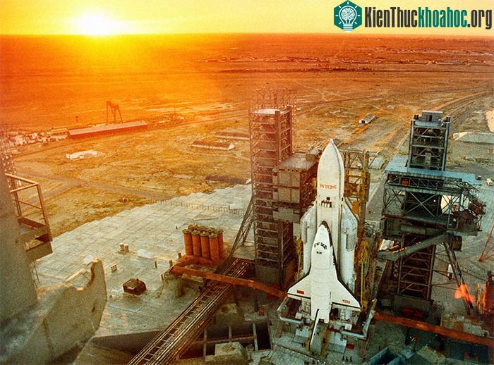 Toàn cảnh bệ phóng tàu Buran trước giờ khởi hành.