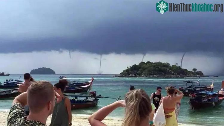 Cảnh tượng hiếm gặp này được rất nhiều người dân và du khách ghi lại.