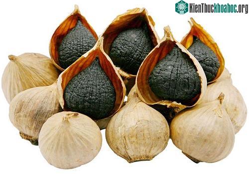 Tỏi đen chứa hàm lượng cao hợp chất S-allylcysteine, có khả năng chống oxy hóa gấp 2 lần tỏi thường.