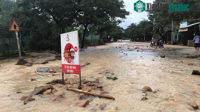 Một khu dân cư ở TP Nha Trang bị sạt lở, ngập nặng. (Ảnh: KỲ NAM).