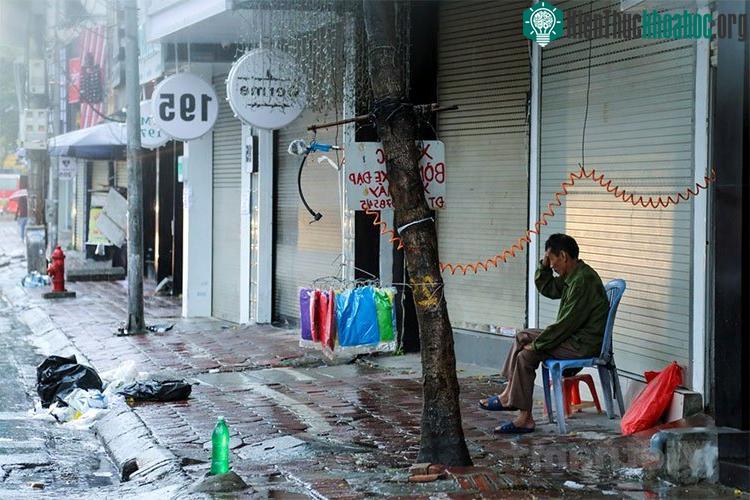 Không khí lạnh tràn về từ đêm 9/9 khiến nhiệt độ tại Hà Nội giảm sâu.
