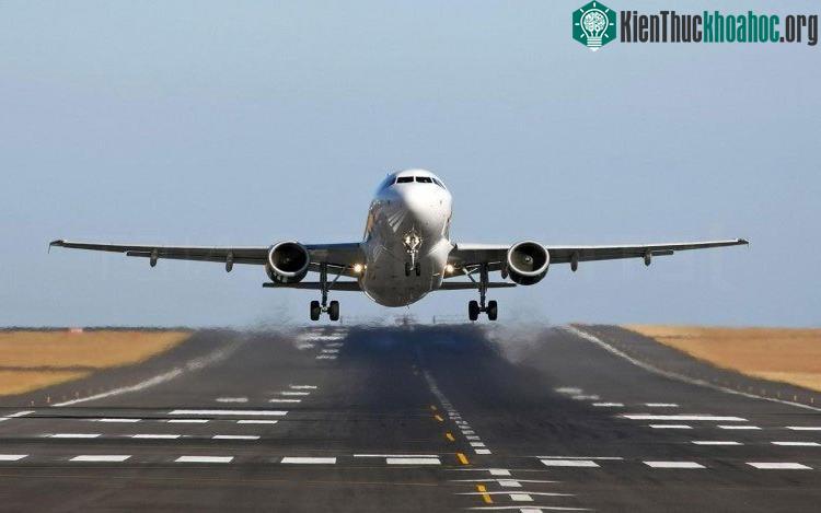 Để cất cánh, máy bay trước tiên phải đạt được vận tốc cao trên đường băng.