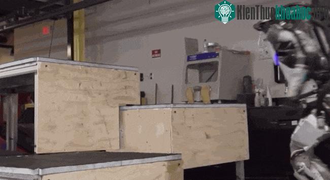 Kỹ năng parkour đáng kinh ngạc của robot Atlas.