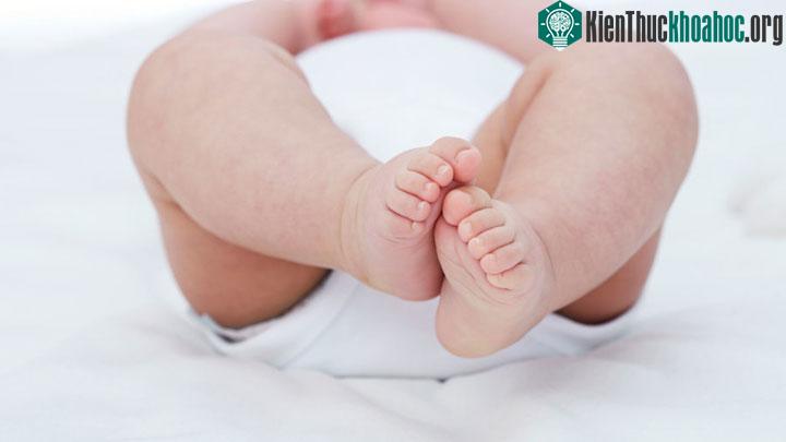 Những đôi giày hẹp đầu chính là sát thủ đối với ngón chân út.