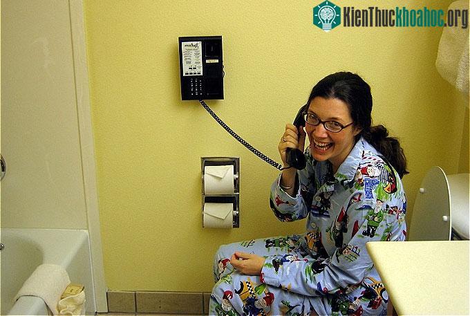 Trong tình huống khẩn cấp, bạn có thể bấm máy gọi cho lễ tân hay cứu hộ ngay lập tức.
