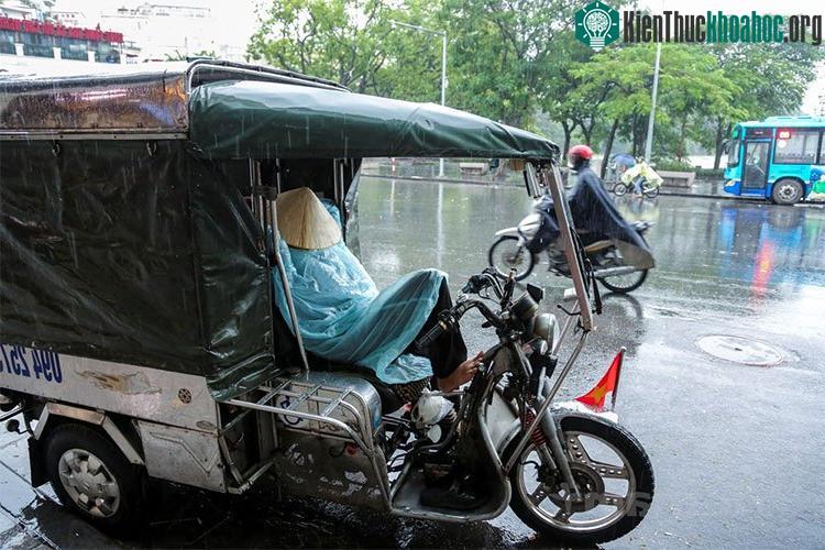 Nhiệt độ giảm sâu, người dân Hà Nội cảm nhận rõ cái lạnh đầu mùa