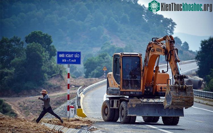 Chiều 9/10, công nhân hối hả chuẩn bị những công đoạn cuối cùng để hoàn thiện tuyến đường.