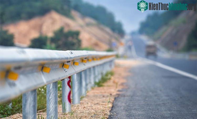 Hệ thống con lươn bằng thép lắp có gắn các miếng phản quang.