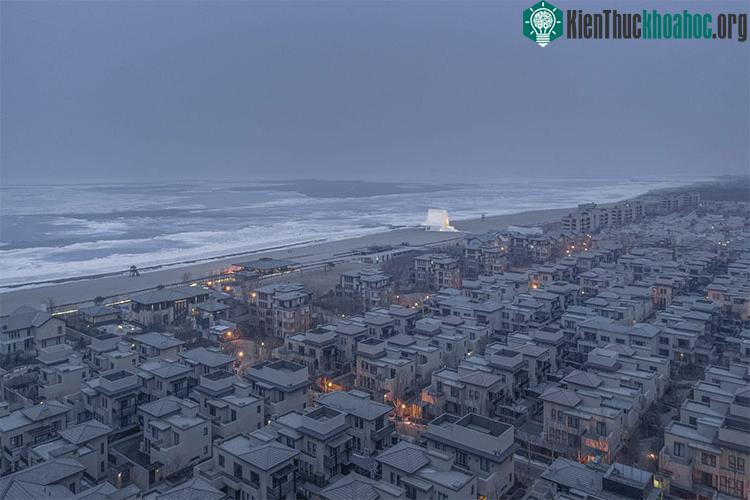 Hình ảnh Nhà nguyện bên bờ biển ở Qinhuangdao, Trung Quốc do Vector Architects thiết kế. Ảnh chụp bởi người Trung Quốc Ai Qing, đoạt giải Sense of Place. ​