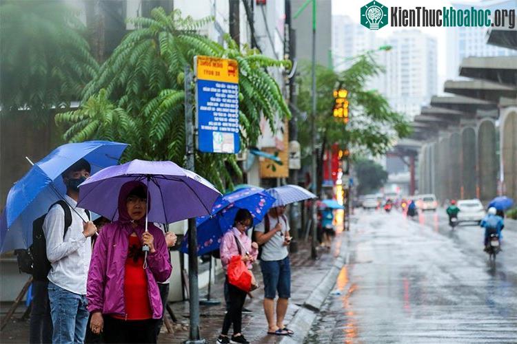 Ngay từ sáng sớm, người dân Thủ đô bắt đầu cảm nhận được cái lạnh khi bước chân ra đường.