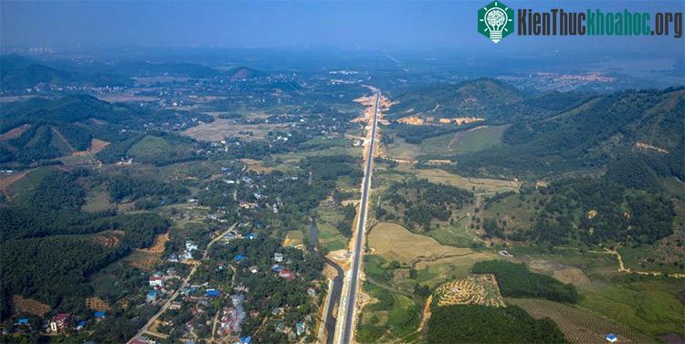 Nhìn từ trên cao, phong cảnh thiên nhiên hai bên đường khá hút mắt, nhất là ở các khúc cua, con dốc.