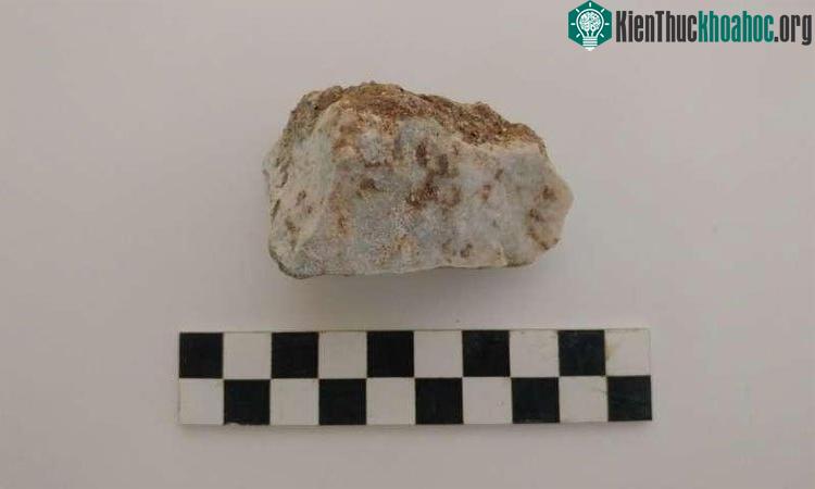 Trong miệng đứa trẻ có một viên đá