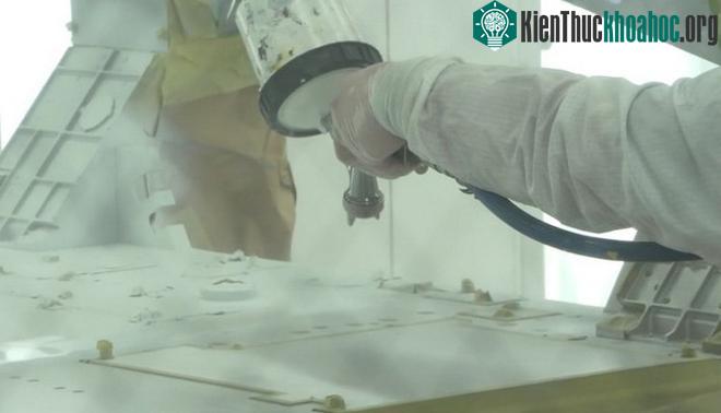 Toàn bộ khung của tàu thăm dò được cấu thành từ 610 đinh tán
